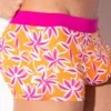 Primer plano lateral trasero con cintura fucsia, bañador boxer push up Code 22 San Diego
