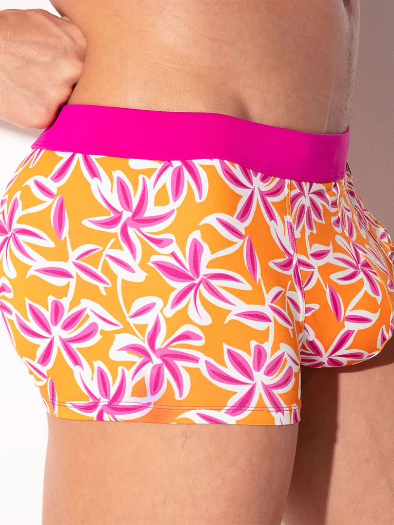 Primer plano lateral trasero con cintura fucsia, bañador boxer push up Code 22 San Diego