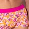 Primer plano frontal del estampado de hibisco, bañador boxer push up Code 22 San Diego