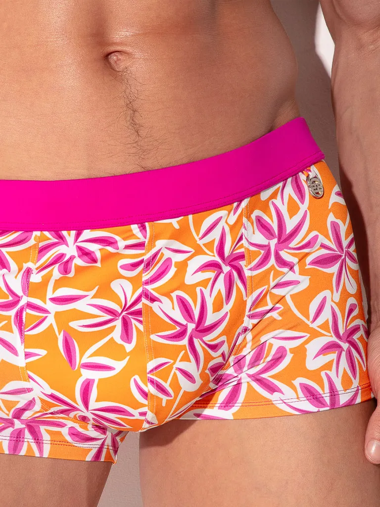 Primer plano frontal del estampado de hibisco, bañador boxer push up Code 22 San Diego