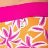 Macro del logo metálico de Code 22 en la cintura, bañador boxer push up San Diego