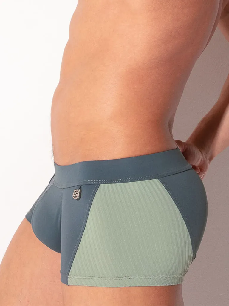 Detalle lateral con logo metálico y panel acanalado, bañador boxer push up Code 22 San Francisco gris