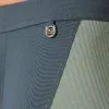 Primer plano de la unión entre tejidos y logo metálico Code 22, bañador boxer push up San Francisco gris