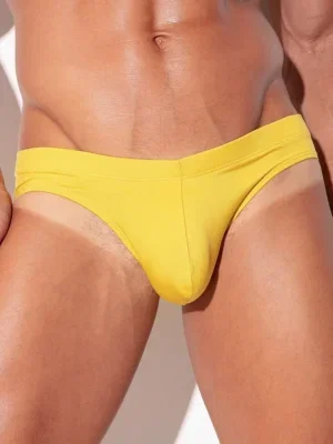 Detalle frontal bañador mini slip Code 22 Amsterdam Amarillo con costura central y forro integrado