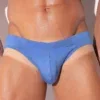 Detalle frontal del talle bajo y la costura central, bañador mini slip Code 22 Amsterdam azul