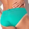 Detalle trasero en primer plano con hebilla central y costura, bañador mini slip Code 22 Amsterdam verde