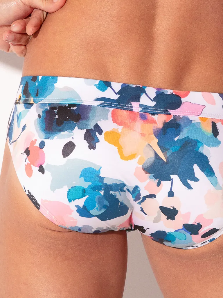 Detalle trasero bañador slip Code 22 London con estampado acuarela floral multicolor en azul rosa y coral