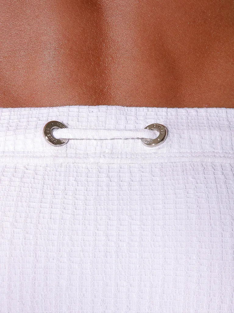 Detalle trasero cintura bañador blanco con ojales metálicos y logo Code 22 grabado — New York Blanco
