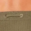 Primer plano ojales metálicos con logo Code 22 grabado sobre tejido waffle verde oliva — New York Khaki