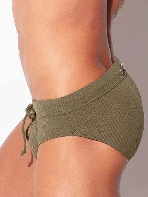 Vista lateral bañador slip khaki Code 22 New York mostrando perfil de cintura y caída del cordón