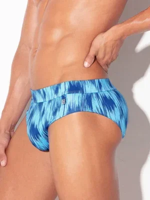 Primer plano lateral trasero del estampado tie-dye, bañador slip push up Code 22 Seattle