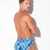 Modelo de espaldas mirando por encima del hombro, bañador slip push up Code 22 Seattle