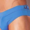 Vista lateral trasera close-up bañador slip Code 22 Amsterdam Azul con hebilla y cintura ancha