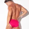 Vista posterior bañador slip Code 22 Amsterdam Fucsia con hebilla lateral y cobertura trasera