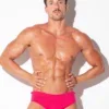 Bañador slip push up Code 22 Amsterdam Fucsia, vista frontal completa con manos en cintura