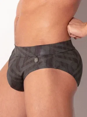 Vista lateral del bañador slip Code 22 Berlin con print amazónico gris