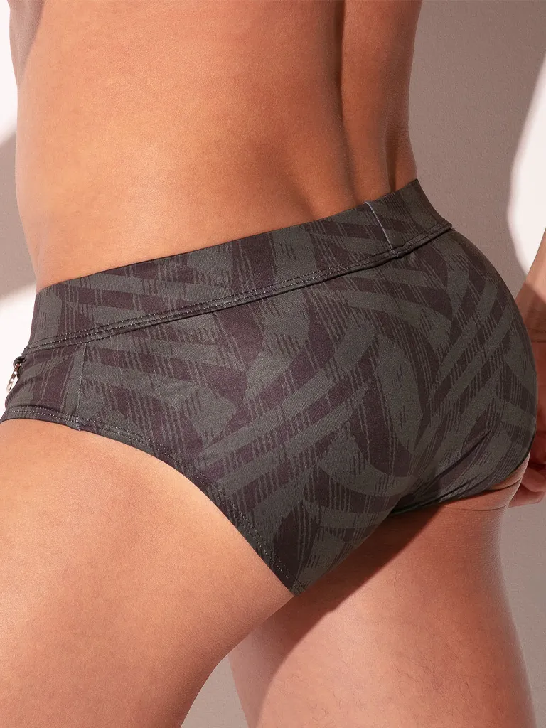 Detalle trasero del bañador slip push up Code 22 Berlin con print gris antracita