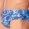 Detalle lateral de la cintura con logo metálico, bañador slip push up Code 22 Melbourne