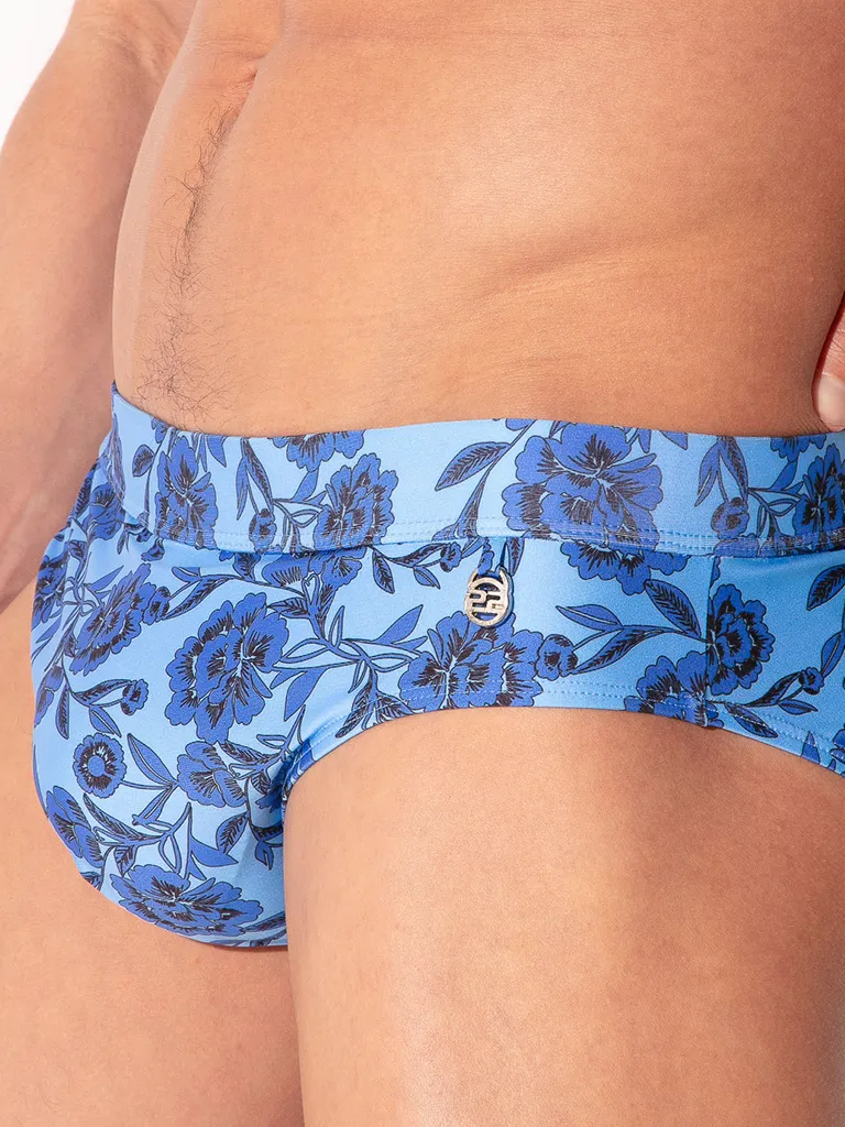 Detalle lateral de la cintura con logo metálico, bañador slip push up Code 22 Melbourne