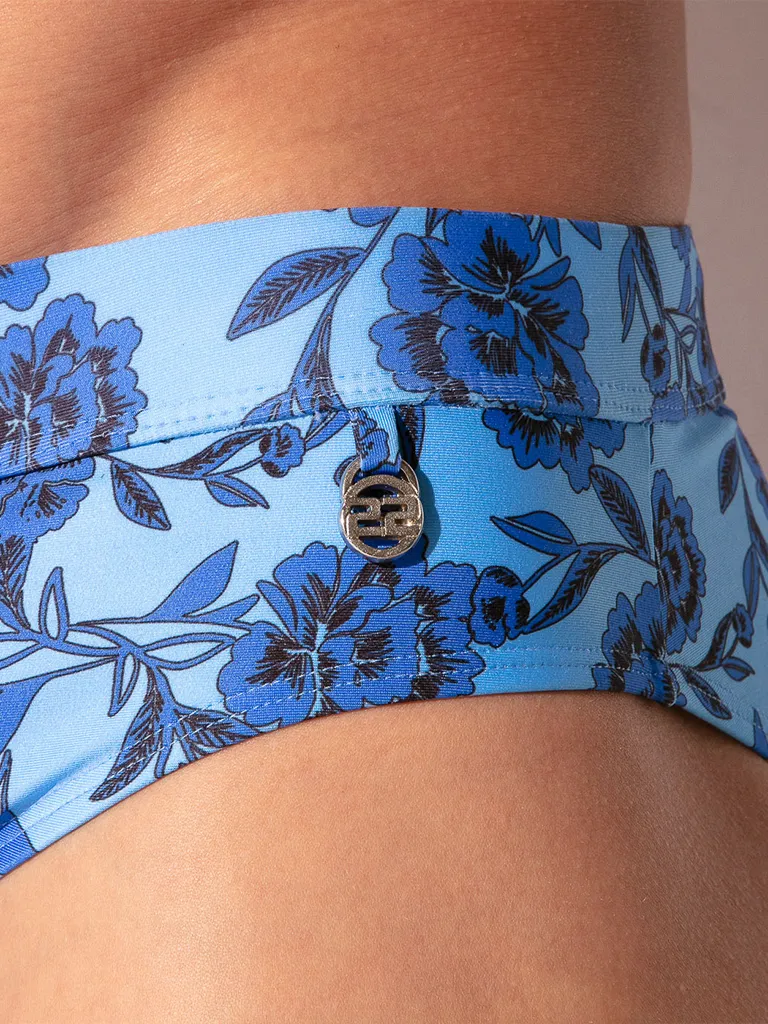 Primer plano del logo metálico de Code 22 en la cintura, bañador slip push up Melbourne