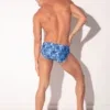 Modelo de espaldas de cuerpo entero, bañador slip push up Code 22 Melbourne