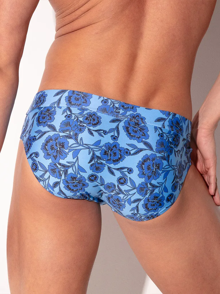 Vista trasera en primer plano del estampado floral, bañador slip push up Code 22 Melbourne