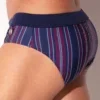 Detalle del logo metálico en el lateral de la cintura, bañador slip push up Code 22 Paris