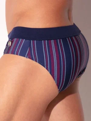 Detalle del logo metálico en el lateral de la cintura, bañador slip push up Code 22 Paris
