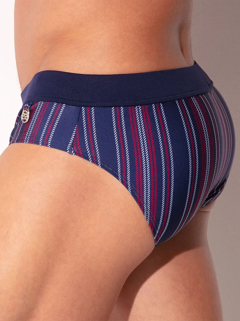 Detalle del logo metálico en el lateral de la cintura, bañador slip push up Code 22 Paris