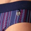 Primer plano del logo metálico de Code 22 en la cintura, bañador slip push up Paris