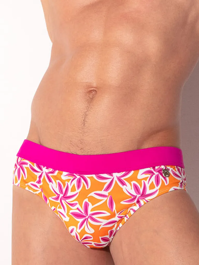 Primer plano frontal de la cintura a contraste, bañador slip push up Code 22 San Diego