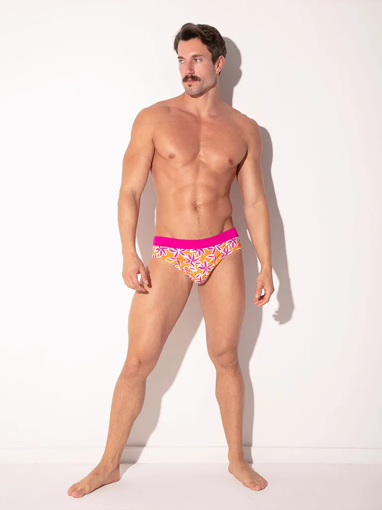Modelo de frente de cuerpo entero, bañador slip push up Code 22 San Diego