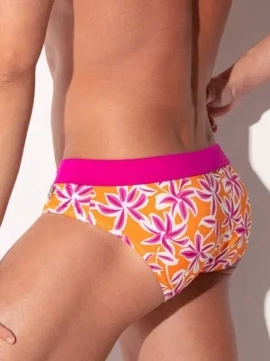 Detalle lateral trasero con cintura a contraste, bañador slip push up Code 22 San Diego