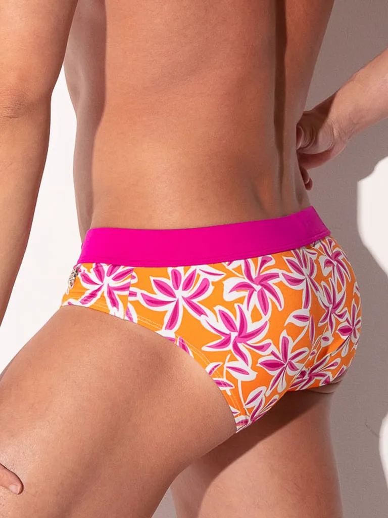 Detalle lateral trasero con cintura a contraste, bañador slip push up Code 22 San Diego