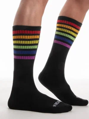 Calcetines Leader Pride Stripes Crew negros con rayas arcoíris vista lateral