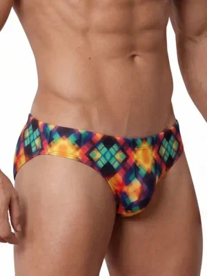 Vista lateral frontal de slip Hip Brief Manstore M2577 Party con estampado geométrico multicolor