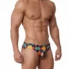 Vista lateral frontal de slip Hip Brief Manstore M2577 Party con estampado geométrico multicolor