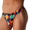 Vista lateral frontal de tanga Hip String Manstore M2577 Party con cinta ancha y estampado geométrico