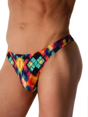 Vista lateral frontal de tanga Hip String Manstore M2577 Party con cinta ancha y estampado geométrico