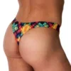 Vista trasera de tanga Hip String Manstore M2577 Party con parte trasera en V y estampado caleidoscópico
