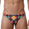 Vista frontal de tanga Hip String Manstore M2577 Party con estampado geométrico caleidoscópico multicolor