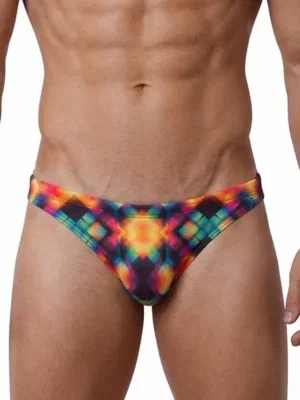 Vista frontal de tanga Hip String Manstore M2577 Party con estampado geométrico caleidoscópico multicolor