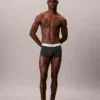 Vista completa modelo bóxer trunk Calvin Klein Icon Cotton Stretch darkest spruce tiro bajo.