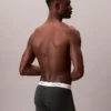 Vista trasera bóxer trunk Calvin Klein Icon Cotton Stretch darkest spruce con cinturilla blanca logo.