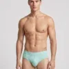 Modelo con slip Calvin Klein Cotton Stretch verde menta cinturilla a tono tiro bajo vista frontal.
