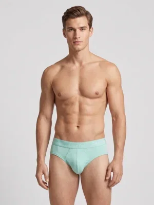 Modelo con slip Calvin Klein Cotton Stretch verde menta cinturilla a tono tiro bajo vista frontal.