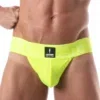 Vista frontal del Suspensorio Leader Sport Mesh Amarillo Neón con bolsa de mesh perforado y parche LEADER Born To Lead negro sobre cinturilla neón.
