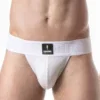 Vista frontal del Suspensorio Leader Sport Mesh Blanco con bolsa de tejido mesh perforado y parche LEADER Born To Lead negro sobre cinturilla blanca.