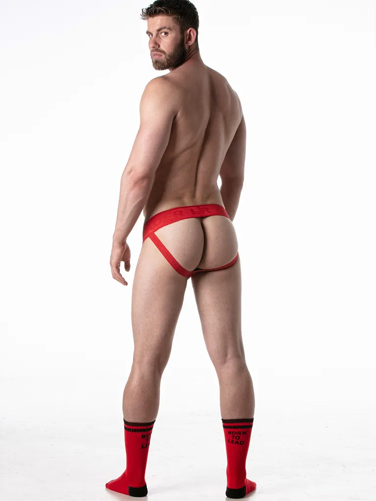 Vista trasera del jockstrap Leader Sport Mesh Rojo con tiras elásticas abiertas y glúteo al descubierto.