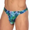 Vista lateral frontal de tanga RED2559 Blue Flower con estampado floral en azul, verde y turquesa — Olaf Benz